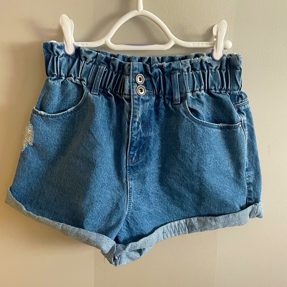 Cute baggy denim mom shorts. Perfect for summer.